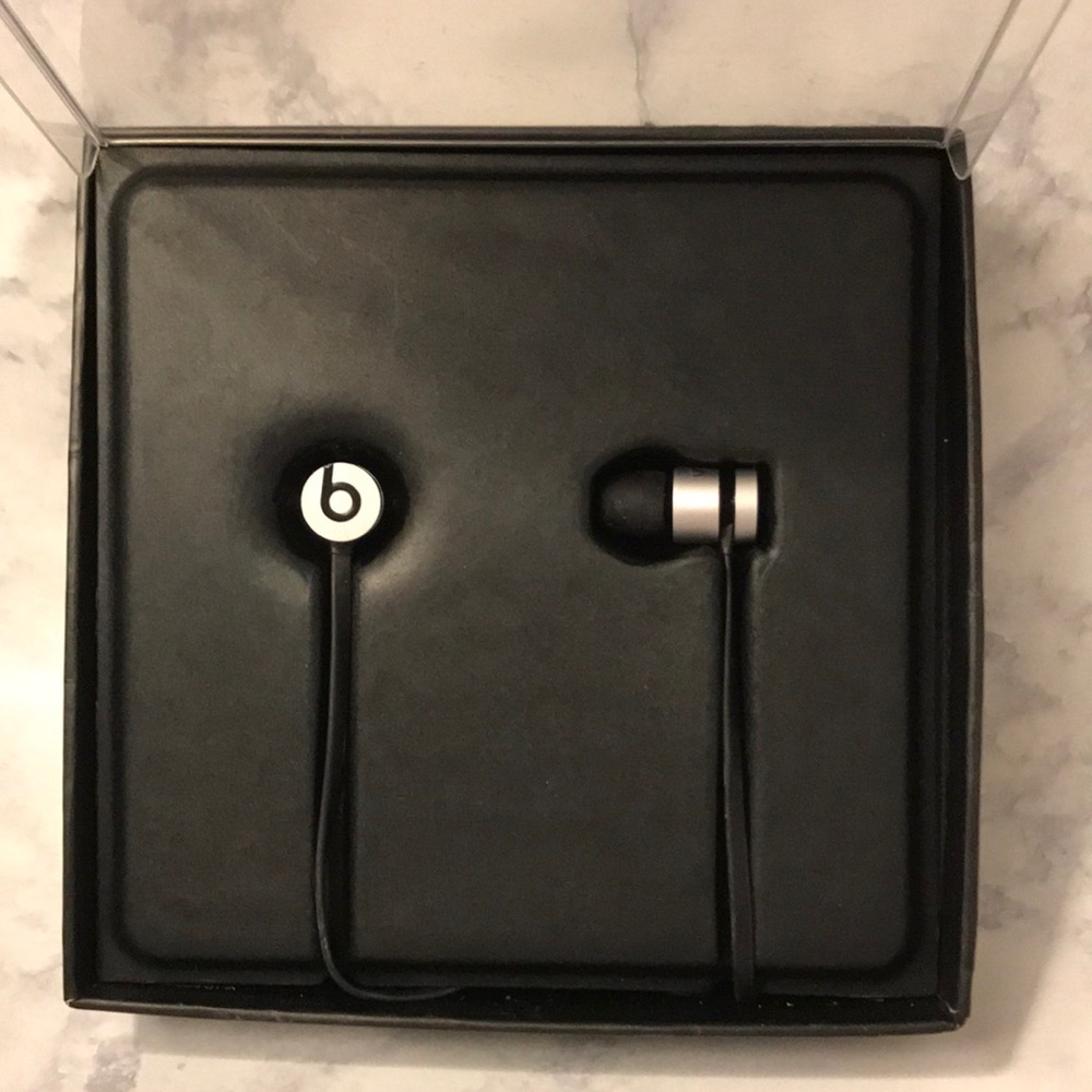 Beats 🎧 headphones  - comes with box